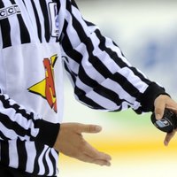 Soču olimpiskajā hokeja turnīrā tiesās tikai viens soģis no KHL