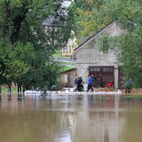 Video: Aizputē un Grobiņā upes iziet no krastiem un appludina ēkas