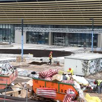 Foto: Daugavas stadiona halles apkārtnē turpinās steiga darbu pabeigšanai