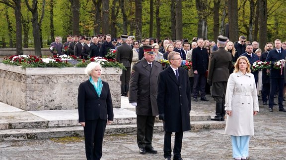 Foto: Amatpersonas Brāļu kapos piemin Otrā pasaules kara upurus