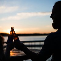 Vai dažādu dzērienu jaukšana ietekmē reibumu un paģiras? Skaidro toksikologs