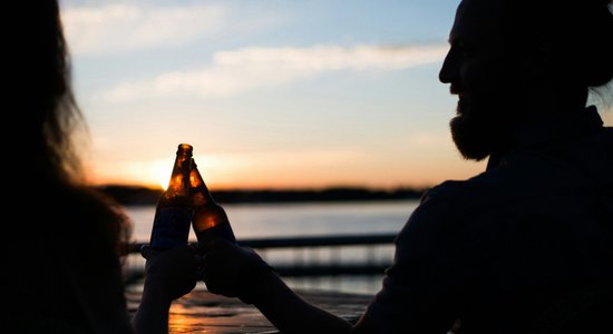 Vai dažādu dzērienu jaukšana ietekmē reibumu un paģiras? Skaidro toksikologs