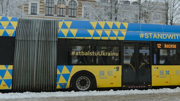 Rīgā kursē Ukrainas karoga krāsās dizainēts trolejbuss