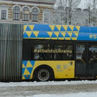 Foto: Rīgā dažādos maršrutos kursēs trolejbuss Ukrainas karoga krāsās