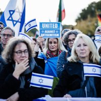 Eiropā notiek protesti pret antisemītismu un mītiņi palestīniešu atbalstam