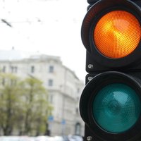 В Риге усилят борьбу с водителями, игнорирующими светофоры и полосы общественного транспорта