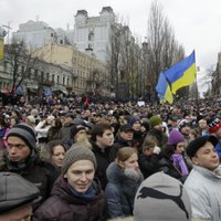 В Киеве из-за атак на активистов "Евромайдана" пикетируют здание МВД