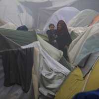 Aizdegusies nometne Lesbas salā, kur mitinās tūkstošiem bēgļu