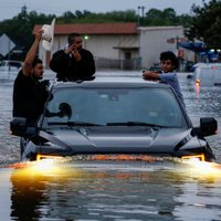 'Hārvijs' turpina plosīties Teksasā: Hjūstonu piemeklē plaši plūdi