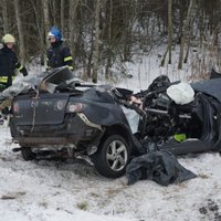 Igaunijā trīs transportlīdzekļu sadursmē divi bojāgājušie
