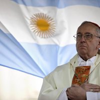 Vatikāns noliedz jaunā pāvesta bezdarbību Argentīnas militārās huntas nolaupīto jezuītu priesteru lietā