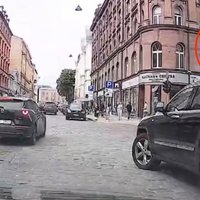 Video: Rīgas centrā 'Mazda' apdzen un pārbrauc pār sarkano gaismu