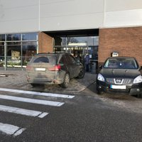 Ziemassvētku iepirkšanās bums Rīgā: BMW glauni noparkojas pie pašām veikala durvīm