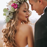 Платье невесты должно быть белым, букет — круглым, а торжество большим и дорогим. 16 современных мифов о свадьбе