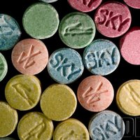 Par desmit 'ecstasy' tablešu realizāciju iepriekš sodītam vīrietim piespriež cietumsodu