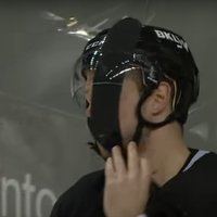 Video: 'Islanders' hokejista nūja ieķeras komandas biedra ķiverē