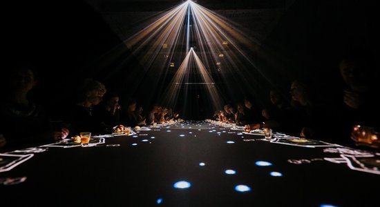 Foto: Gundegas Skudriņas gastronomiskā performance – tehnoloģiski brīnumainās Ziemassvētku vakariņas