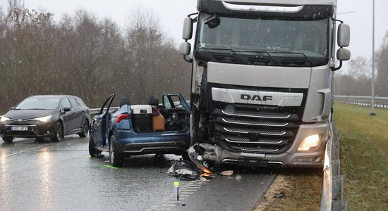 ФОТО. В Эстонии произошло ДТП с участием латвийской фуры: в аварии пострадал пассажир