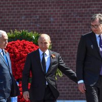 Foto: Putins kopā ar Vuciču un Netanjahu vēro 9. maija parādi