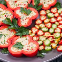 Pildīta paprika ar sieru un žāvētu gaļu uzkodu galdam