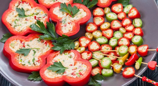 Pildīta paprika ar sieru un žāvētu gaļu uzkodu galdam