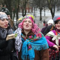 Foto: Budēļi, dziesmas un citas Meteņdienas izdarības Grīziņkalnā