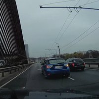 Video: 'Subaru' pārvērš Vanšu tiltu par sacīkšu trasi