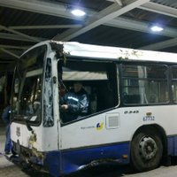 Šofera nāves dēļ izbeidz procesu par autobusa avāriju Baložos
