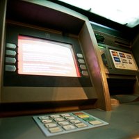 Банки начали постепенно отключать банкоматы (+фото)