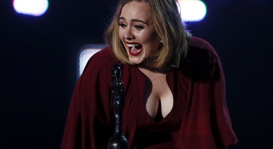 Adele triumfē 'Brit Awards' ceremonijā. Labākā britu grupa – 'Coldplay'