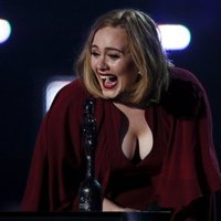 Adele triumfē 'Brit Awards' ceremonijā. Labākā britu grupa – 'Coldplay'