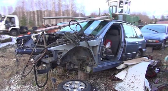 ВИДЕО. Полиция обнаружила под Ригой хранилище краденных машин: их разбирали на запчасти