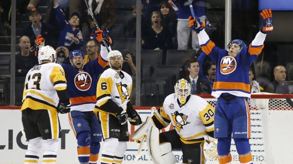 Islanders Anders Lee, Josh Bailey vs Pittsburgh Penguins goalie Matt Murray