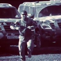 Video: Kadirovs zīmējas, kā skraida un šaudās ar ložmetēju