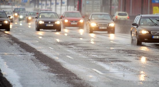 Šomēnes četrkāršojies pieteikto atlīdzību skaits par bedru izraisītiem auto bojājumiem, atklāj 'Balta'