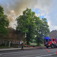Valmieras ielā Rīgā degušajai divstāvu koka ēkai liesmu izplatība ierobežota (plkst.19.55)