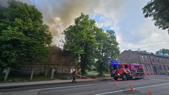 Ugunsgrēks Valmieras ielā Rīgā