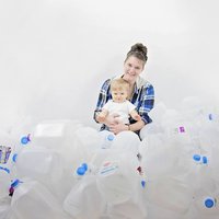 Mamma no ASV ziedo gandrīz 500 litru krūts piena svešiem mazuļiem
