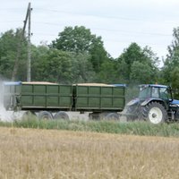 Возле литовско-латвийской границы остановили трактор, которым управлял ребенок