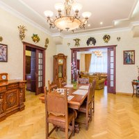 Klasikas cienītājiem – luksusa klases dzīvoklis miljona vērtībā Rīgas centrā
