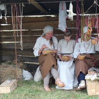 Fotoreportāža: Tērvetē rekonstruē senlaiku rituālus un ikdienu