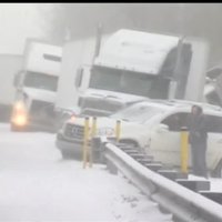 Video: Sniegavētras dēļ ASV saskrienas 60 automašīnas