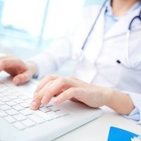 Divas trešdaļas ārstu e-veselības dēļ spiesti ilgāk strādāt ar dokumentiem, secināts aptaujā