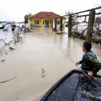 Albānijā lietusgāžu izraisīti plūdi liek evakuēt simtiem cilvēku
