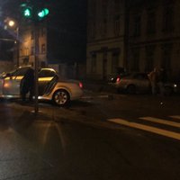 Rīgā automašīna BMW ietriekusies aptiekā