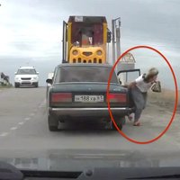 Video: Pasažiere izlec no žiguļa pirms tajā ietriecas traktors
