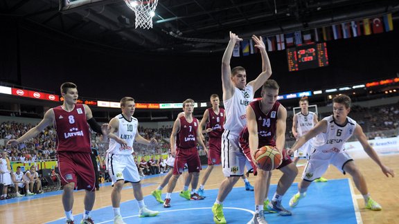 EČ basketbolā U-18 izlasēm: Latvija - Lietuva - 69