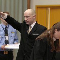 Video: Tiesā par apstākļiem cietumā Breiviks rāda nacistu sveicienu