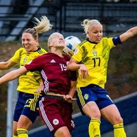 Latvijas sieviešu futbola izlase EČ kvalifikācijas turnīrā piedzīvo graujošu zaudējumu Zviedrijai