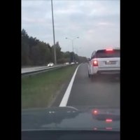 Video: Uz Jūrmalas šosejas autovadītājs nobremzē un aizmugurē braucošais tajā ietriecas
